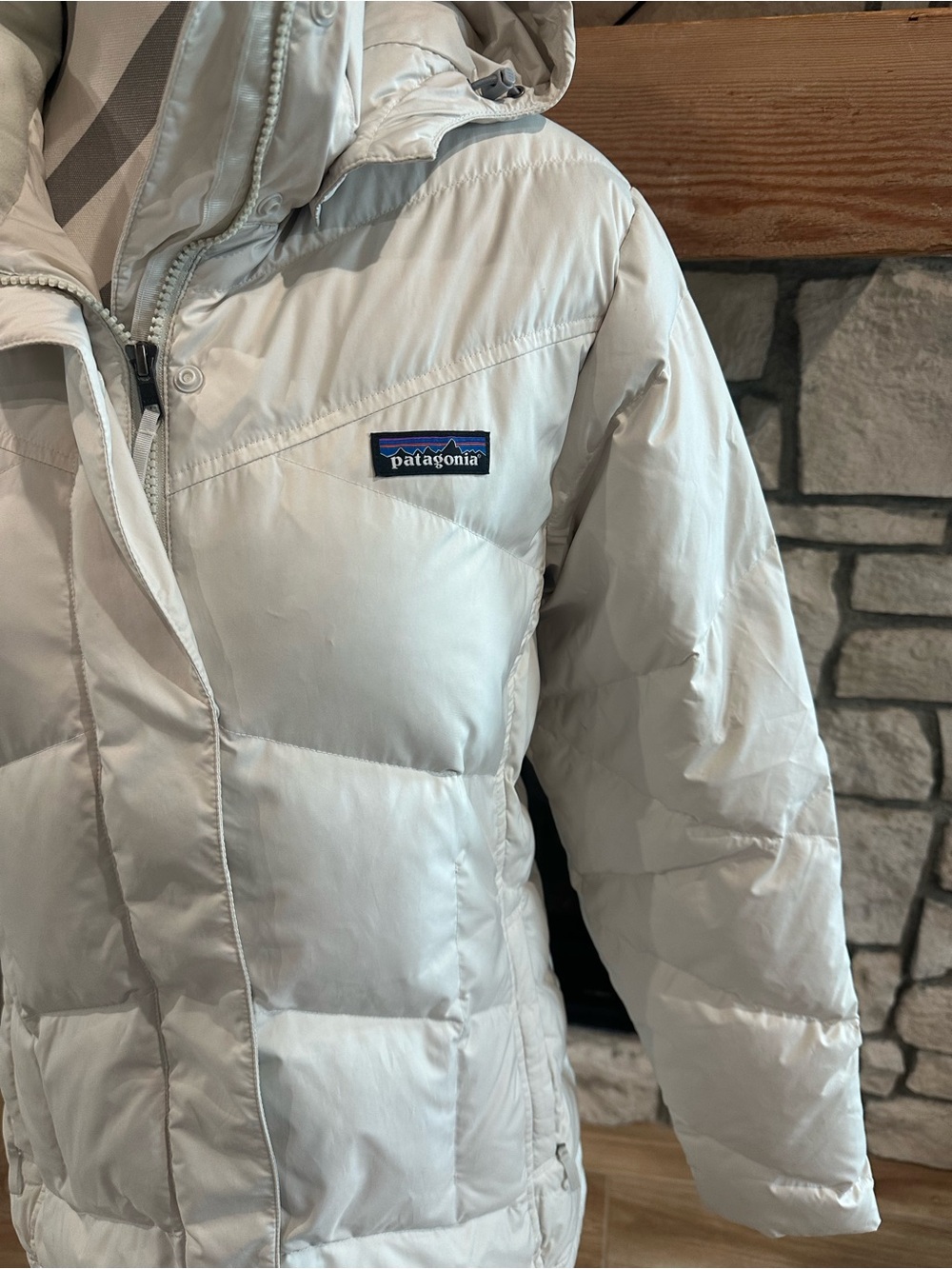 Patagonia Women’s Hooded Puffer Jacket – Size Large – Ivory/Cream SZ L - Picture 3 of 10